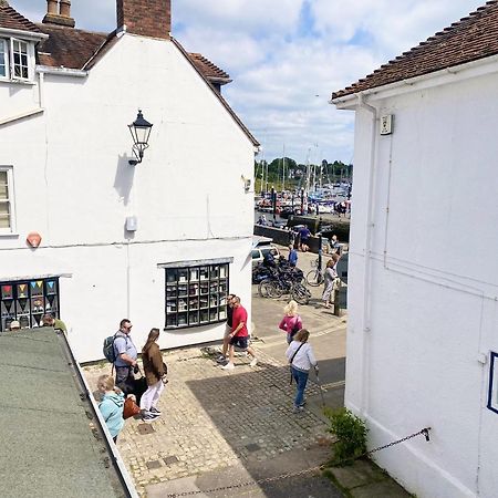 Stylish Cottage With Quay And River View リミントン エクステリア 写真