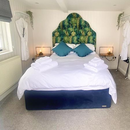 Stylish Cottage With Quay And River View リミントン エクステリア 写真
