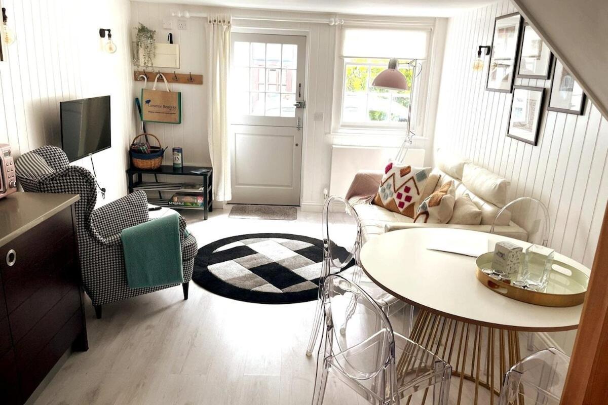 Stylish Cottage With Quay And River View リミントン エクステリア 写真