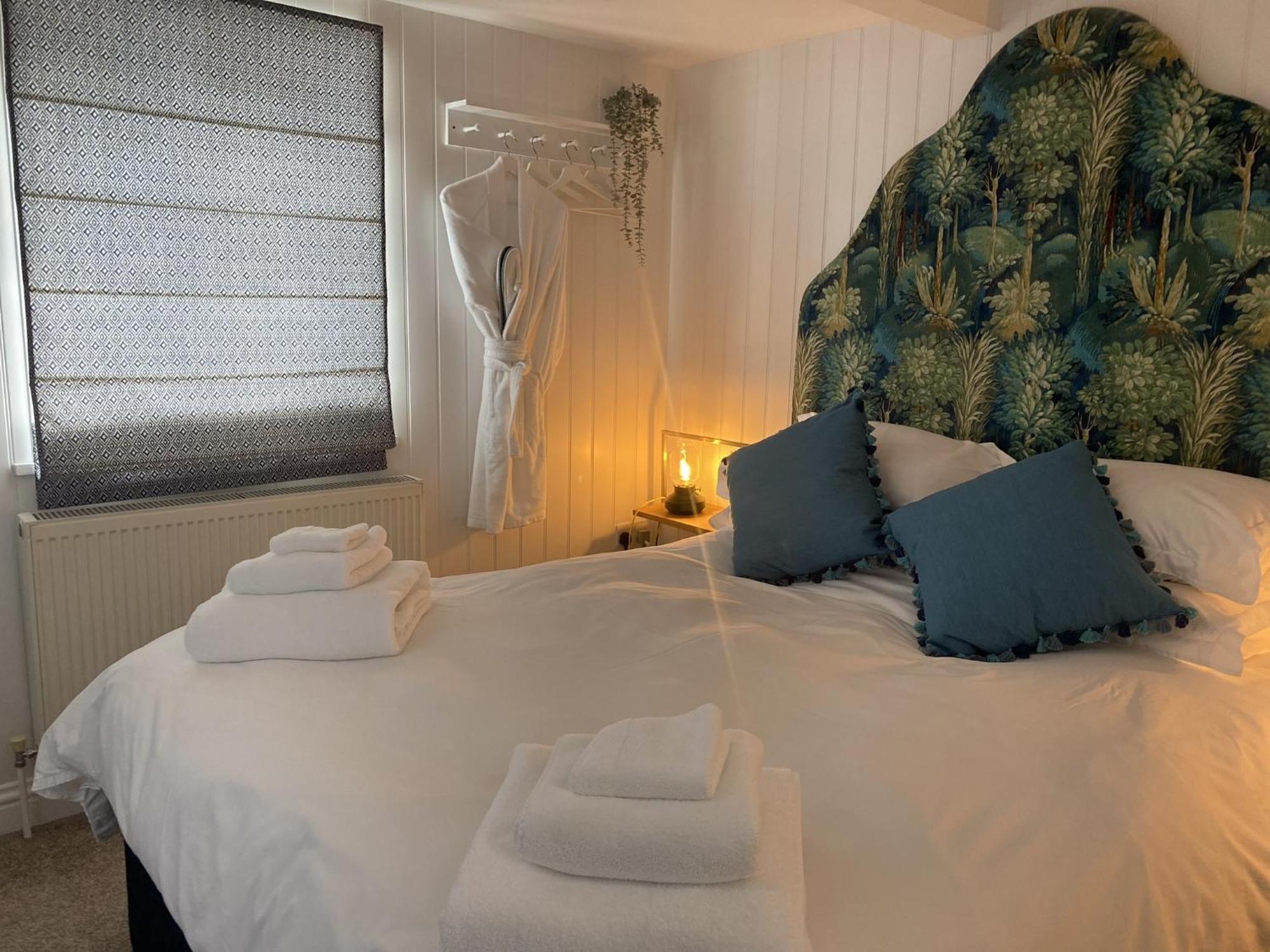 Stylish Cottage With Quay And River View リミントン エクステリア 写真