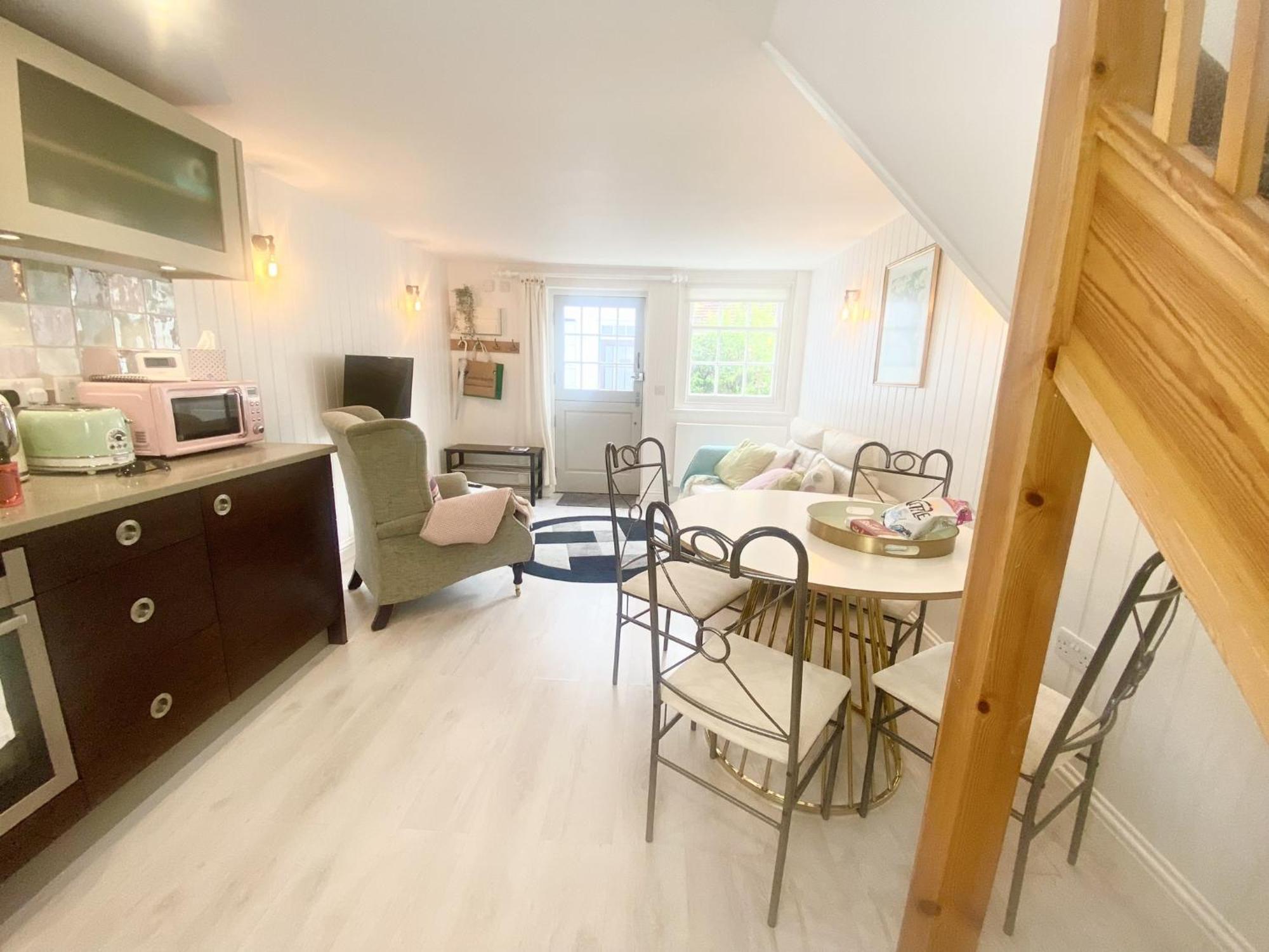 Stylish Cottage With Quay And River View リミントン エクステリア 写真