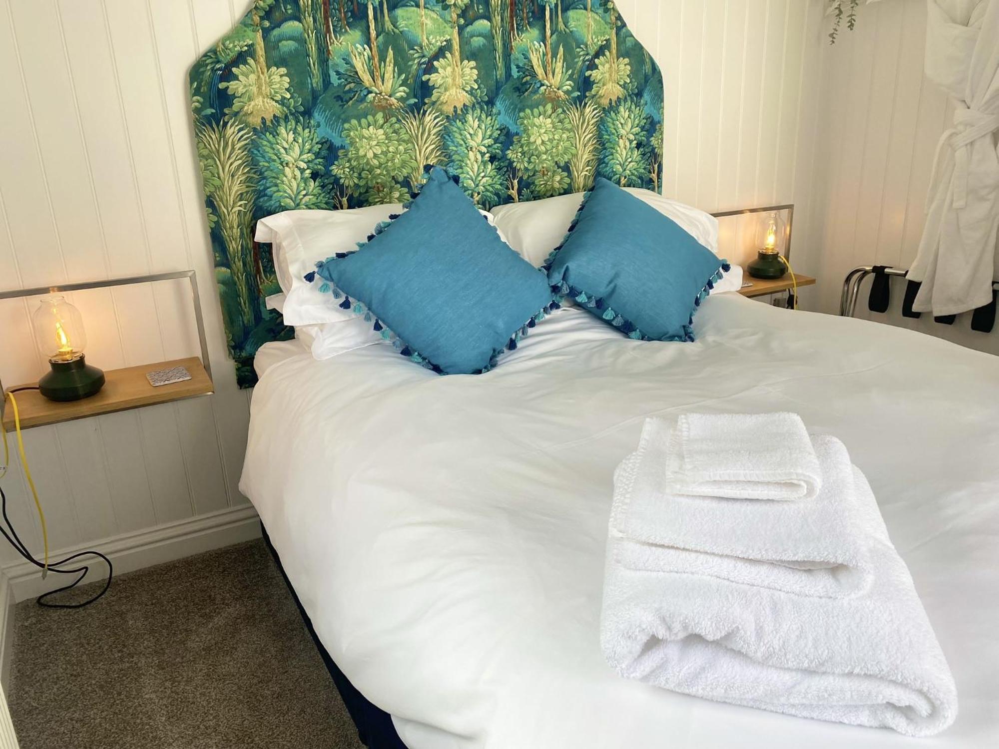 Stylish Cottage With Quay And River View リミントン エクステリア 写真